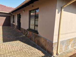 2 Bedroom Property for Sale in Meadowlands Gauteng