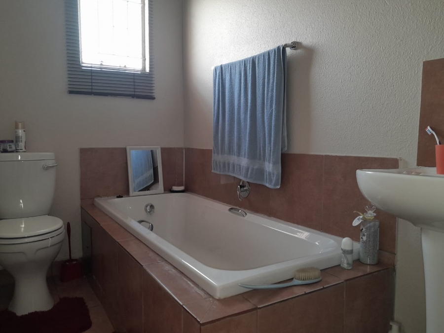 To Let 3 Bedroom Property for Rent in Sky City Gauteng