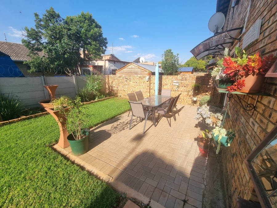 2 Bedroom Property for Sale in Greenhills Gauteng