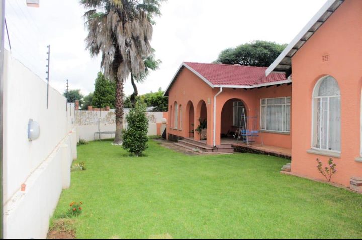 To Let 3 Bedroom Property for Rent in Fleurhof Gauteng