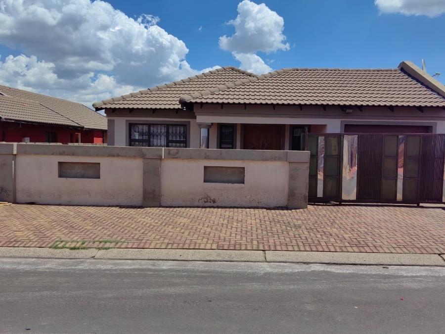 4 Bedroom Property for Sale in Kagiso Gauteng