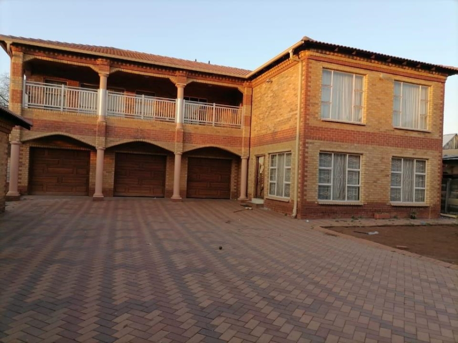 7 Bedroom Property for Sale in Clayville Gauteng