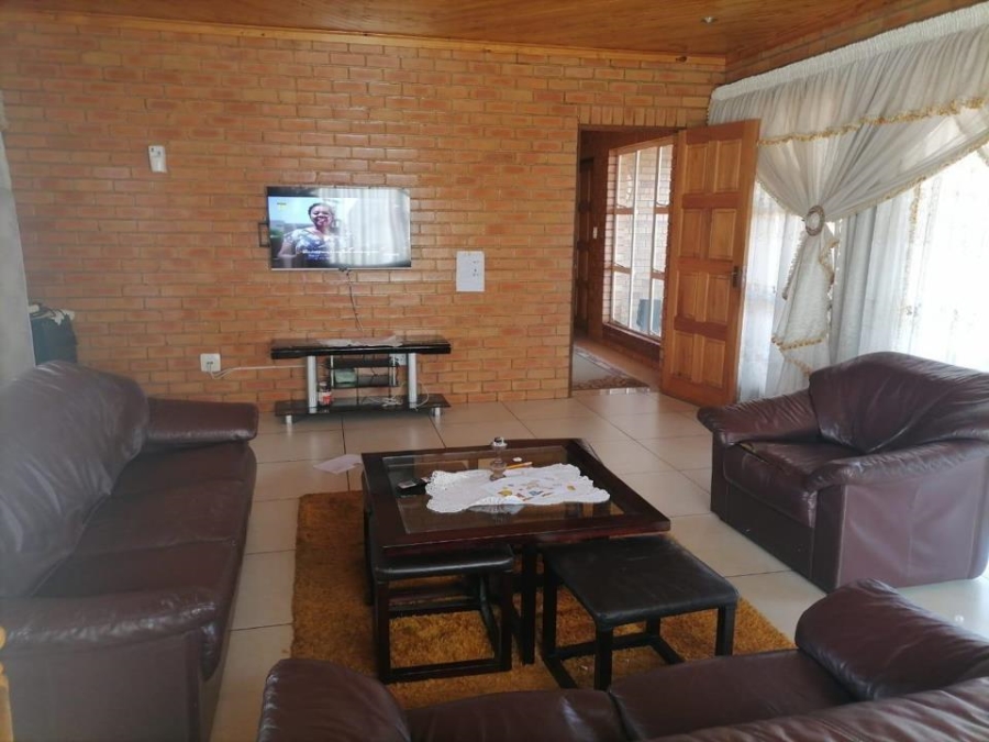 7 Bedroom Property for Sale in Clayville Gauteng