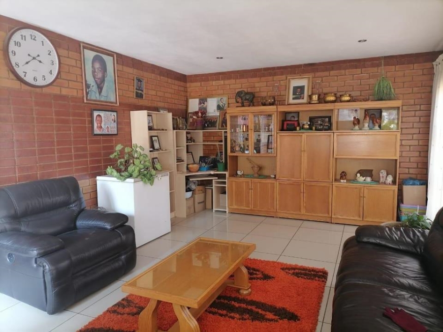 7 Bedroom Property for Sale in Clayville Gauteng