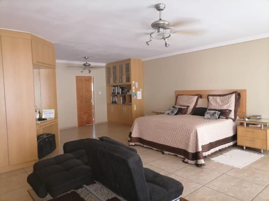 7 Bedroom Property for Sale in Clayville Gauteng