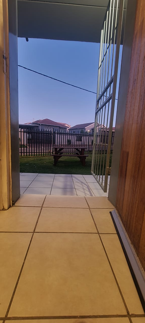 To Let 2 Bedroom Property for Rent in Fleurhof Gauteng