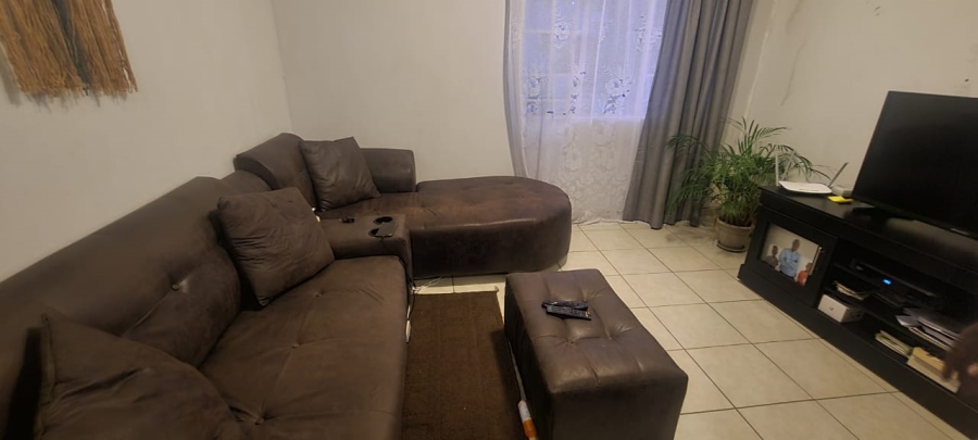 To Let 2 Bedroom Property for Rent in Fleurhof Gauteng