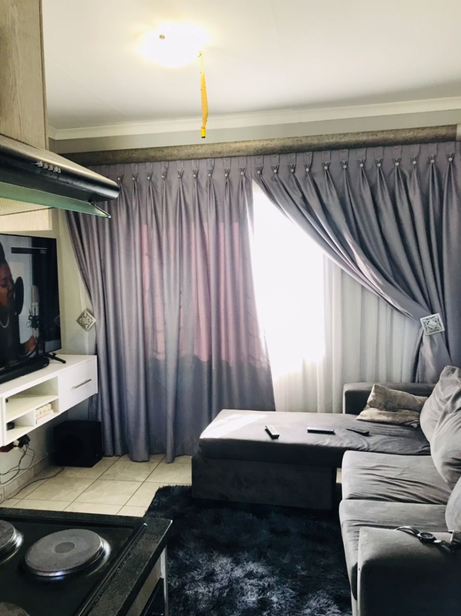 To Let 1 Bedroom Property for Rent in Fleurhof Gauteng