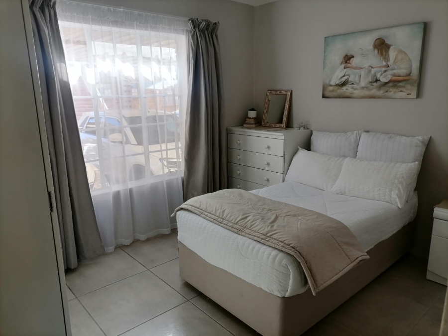 2 Bedroom Property for Sale in Helikonpark Gauteng