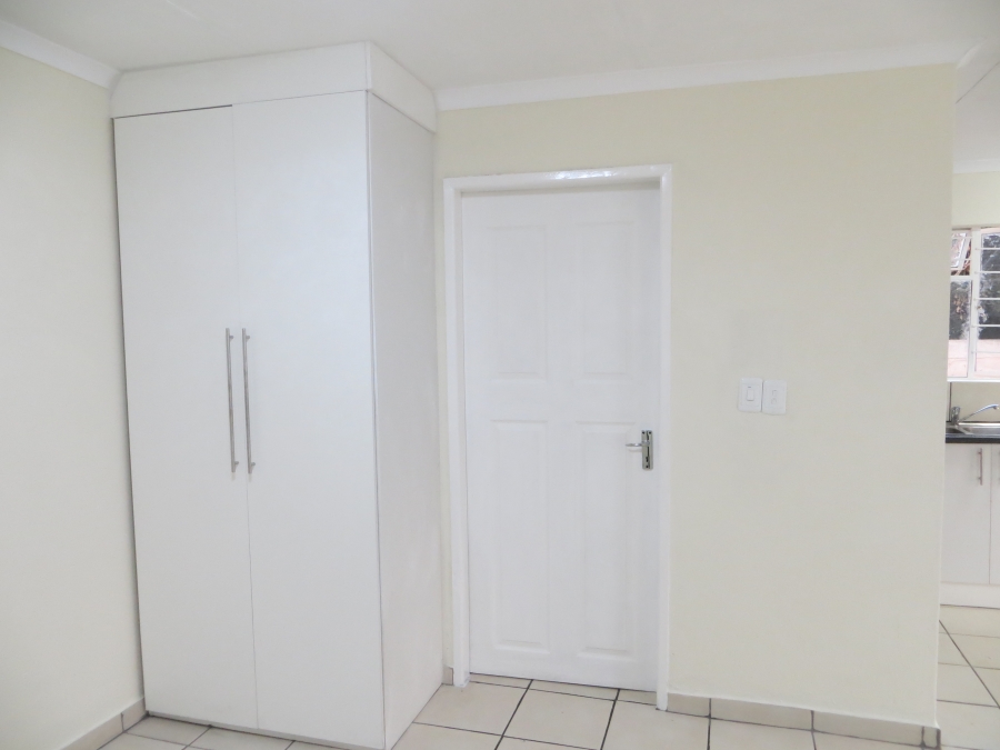To Let 1 Bedroom Property for Rent in Buccleuch Gauteng
