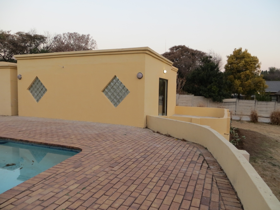 To Let 1 Bedroom Property for Rent in Buccleuch Gauteng