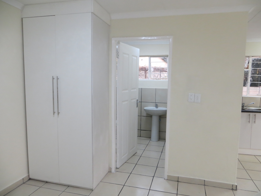 To Let 1 Bedroom Property for Rent in Buccleuch Gauteng