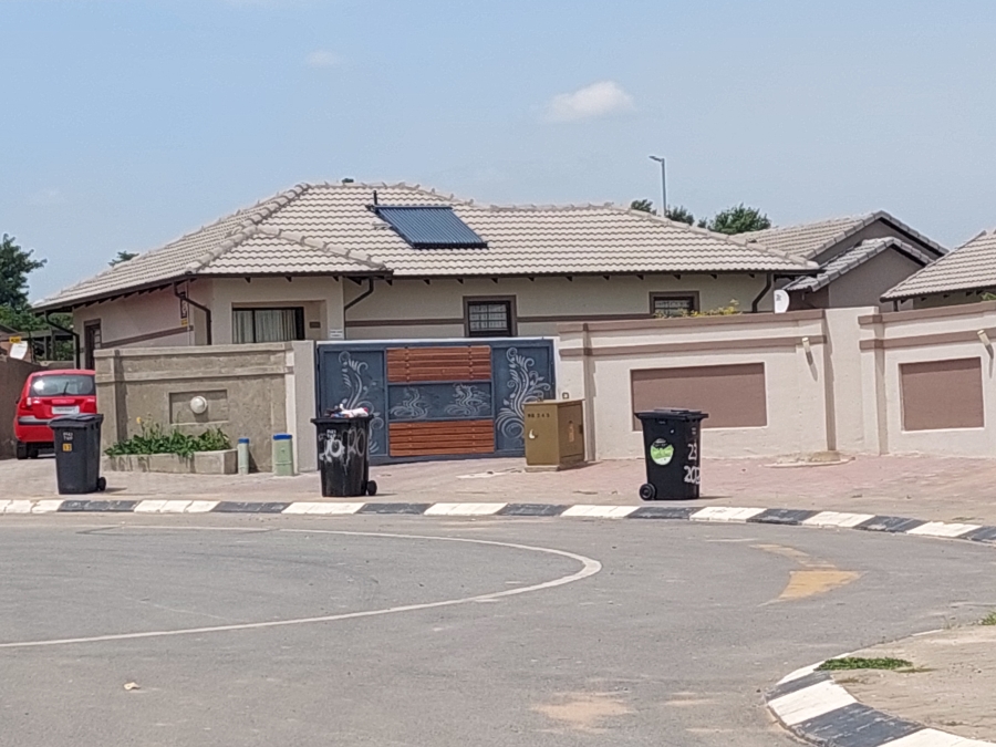 3 Bedroom Property for Sale in Cosmo City R 965 000. 04 Jun 2023