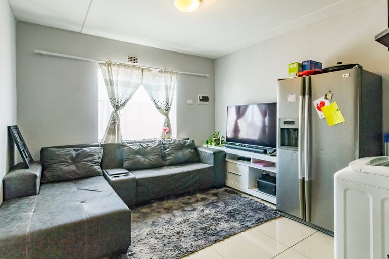 To Let 2 Bedroom Property for Rent in Fleurhof Gauteng