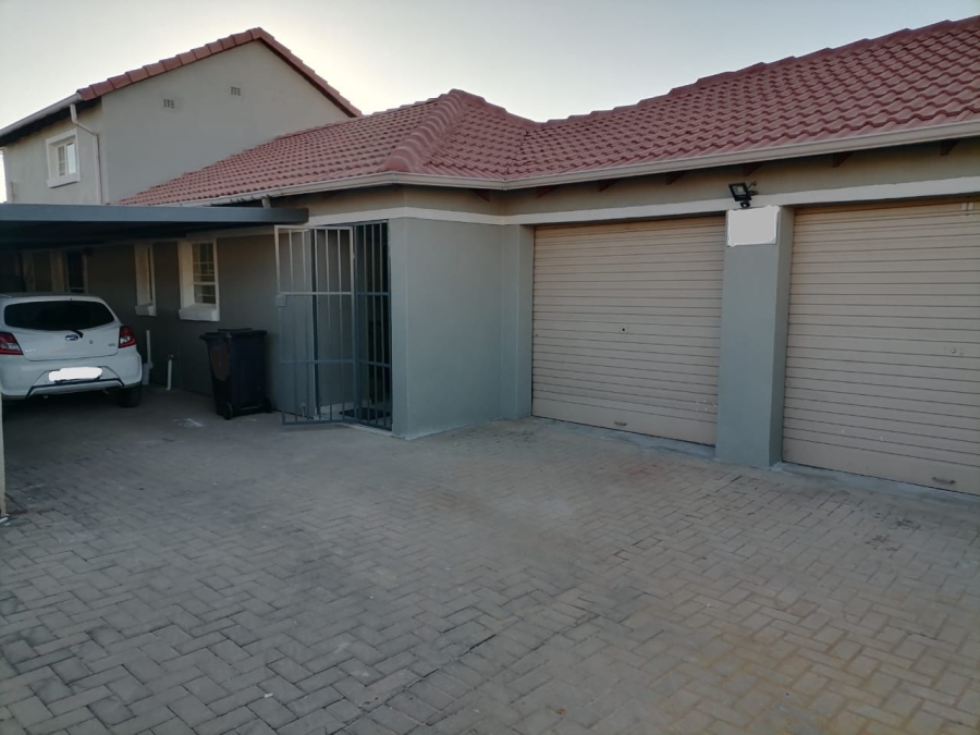 To Let 4 Bedroom Property for Rent in Andeon Gauteng