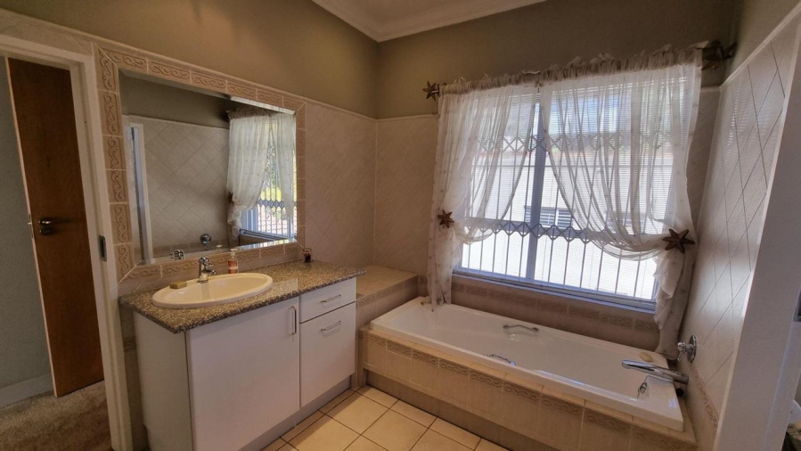 4 Bedroom Property for Sale in Magalieskruin Gauteng