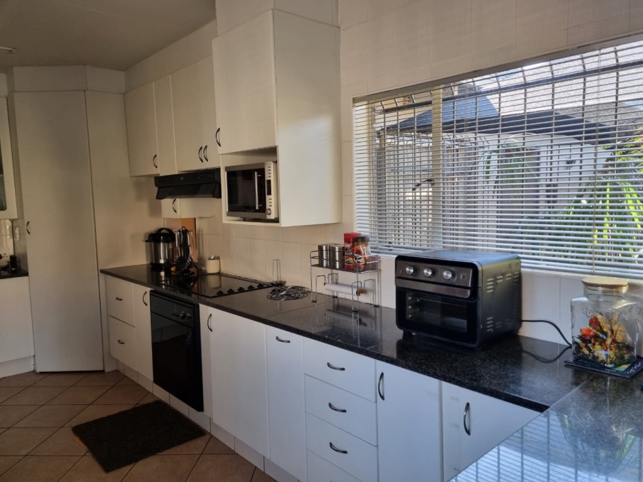 4 Bedroom Property for Sale in Helikonpark Gauteng
