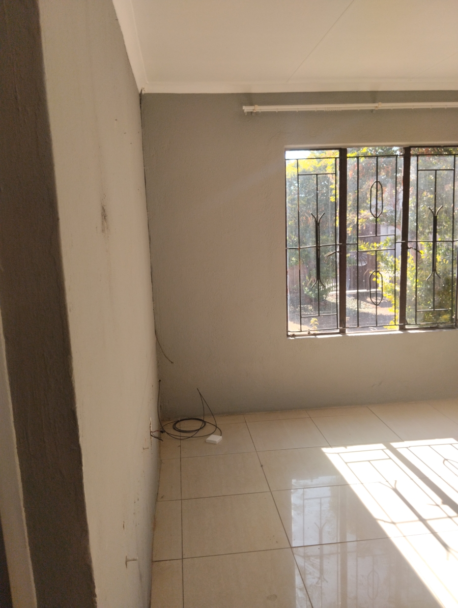 To Let 2 Bedroom Property for Rent in Clayville Gauteng