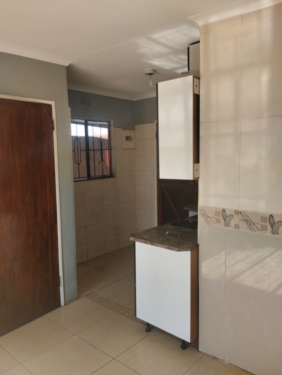 To Let 2 Bedroom Property for Rent in Clayville Gauteng