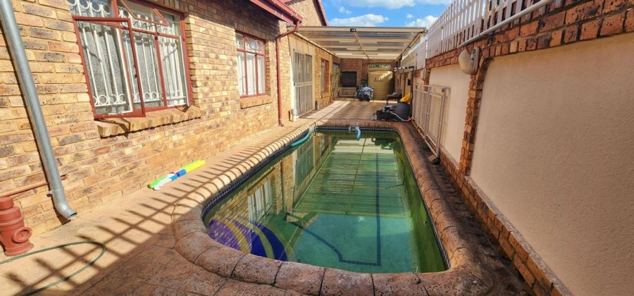 9 Bedroom Property for Sale in Laudium Gauteng