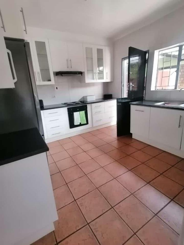 6 Bedroom Property for Sale in Clayville Gauteng