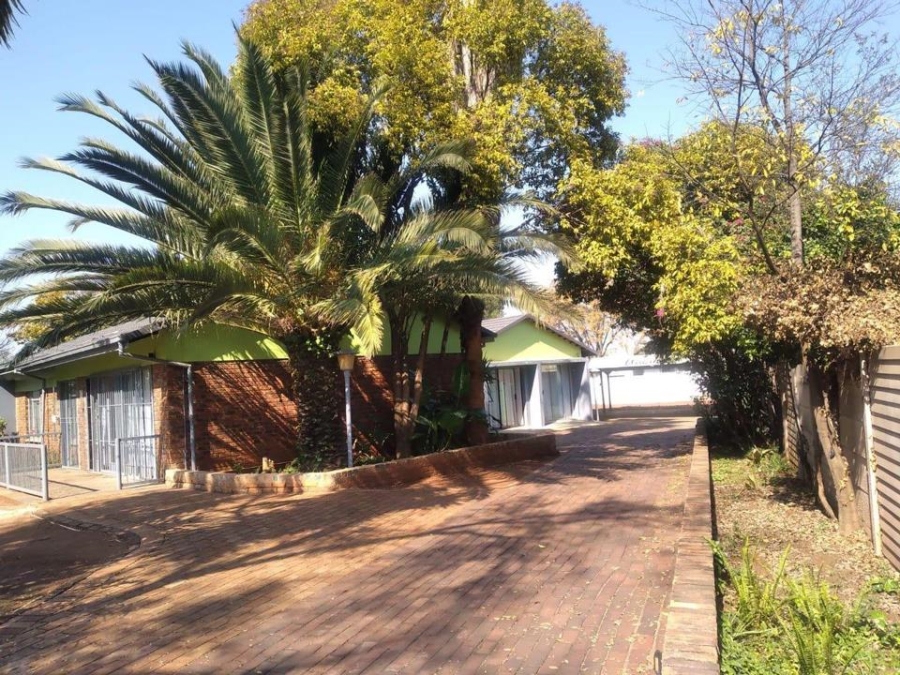 6 Bedroom Property for Sale in Clayville Gauteng