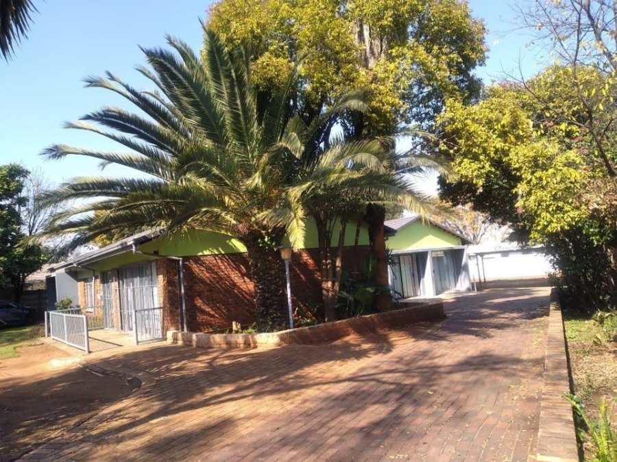 6 Bedroom Property for Sale in Clayville Gauteng