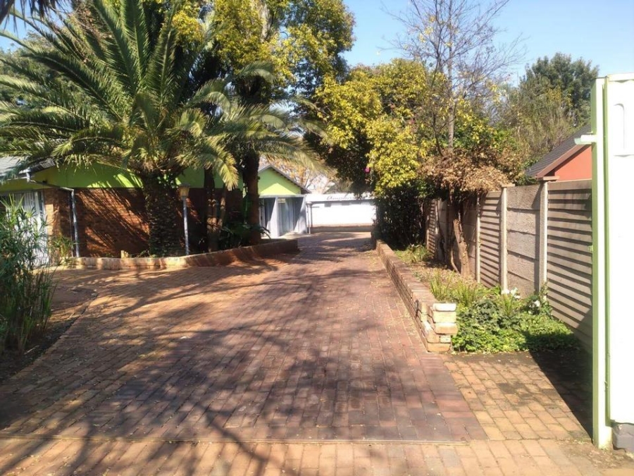 6 Bedroom Property for Sale in Clayville Gauteng