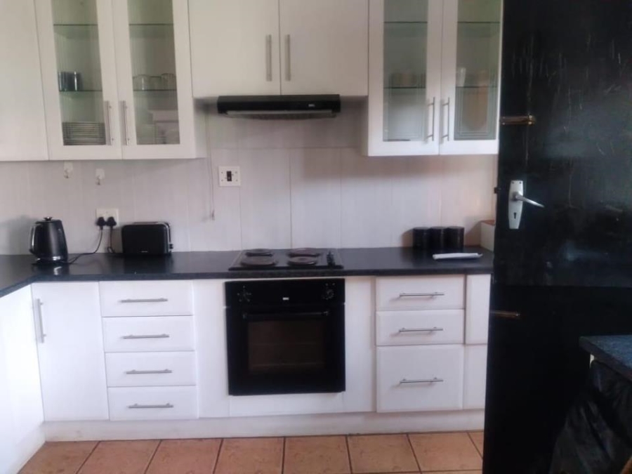 6 Bedroom Property for Sale in Clayville Gauteng