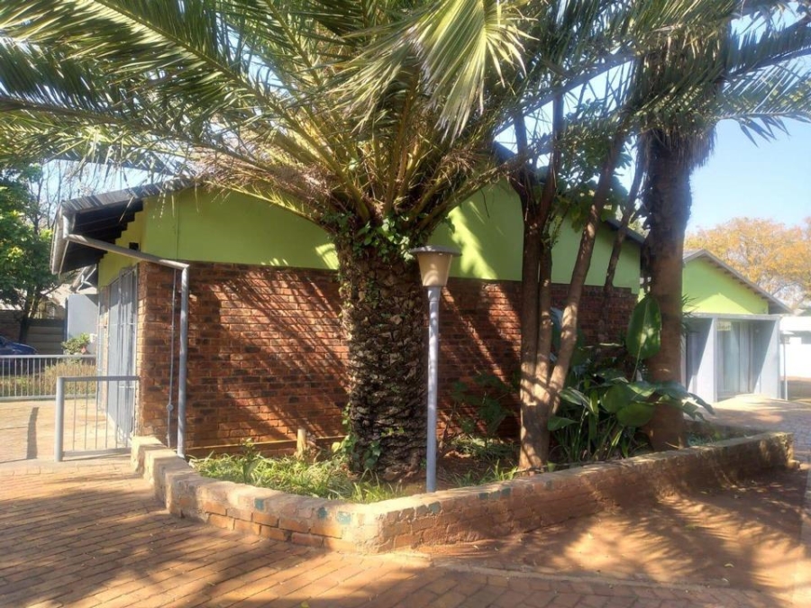 6 Bedroom Property for Sale in Clayville Gauteng