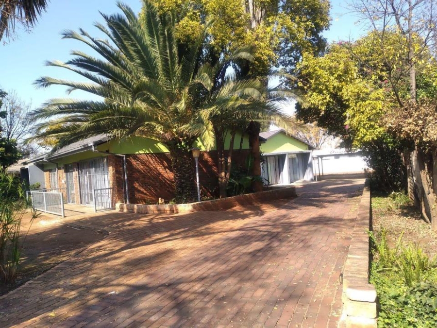 6 Bedroom Property for Sale in Clayville Gauteng