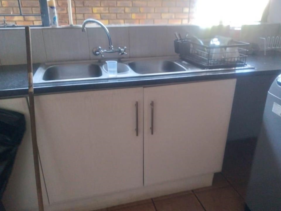 6 Bedroom Property for Sale in Clayville Gauteng