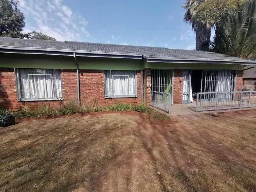 6 Bedroom Property for Sale in Clayville Gauteng