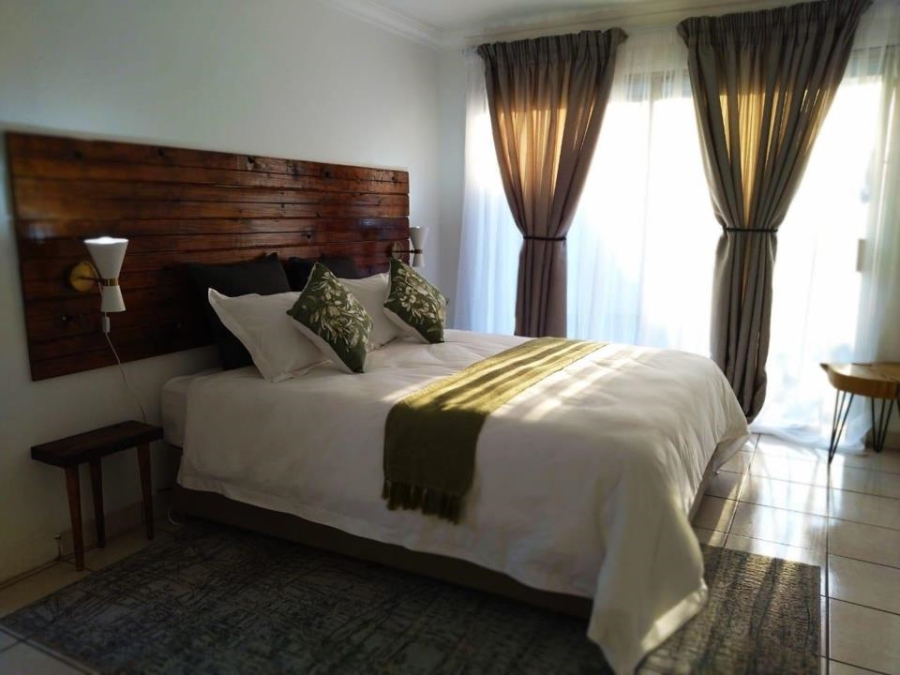 6 Bedroom Property for Sale in Clayville Gauteng