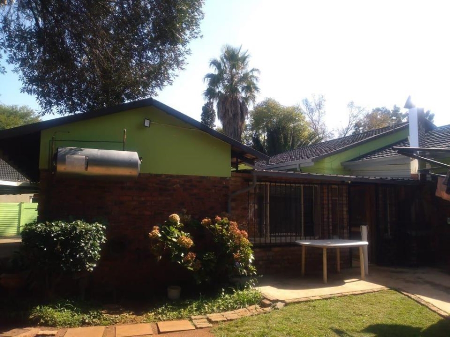 6 Bedroom Property for Sale in Clayville Gauteng