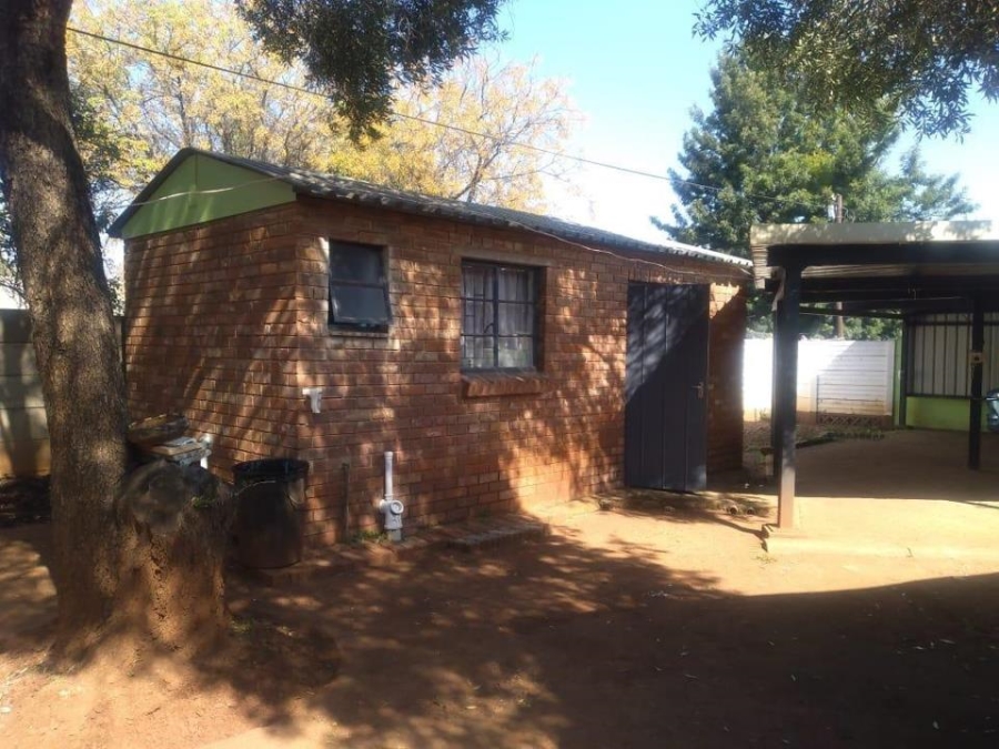 6 Bedroom Property for Sale in Clayville Gauteng