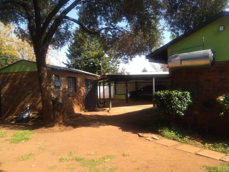 6 Bedroom Property for Sale in Clayville Gauteng