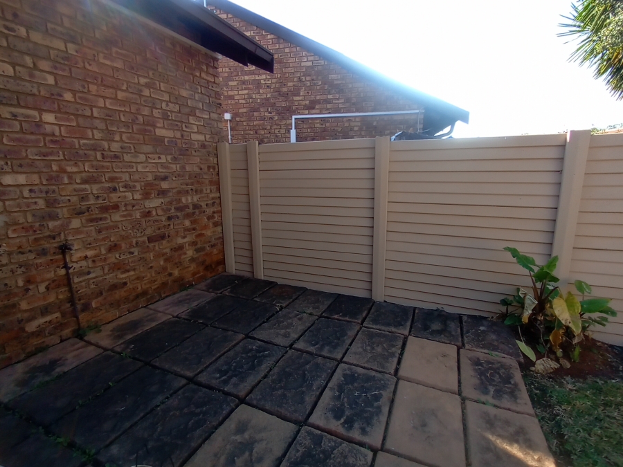 2 Bedroom Property for Sale in La Montagne Gauteng