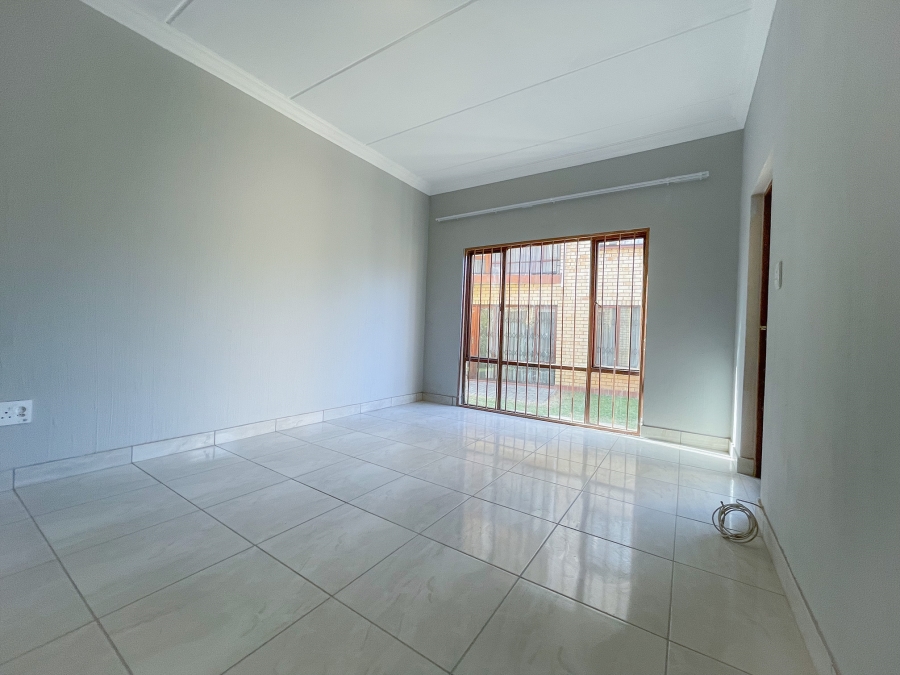 To Let 3 Bedroom Property for Rent in Tulisa Park Gauteng