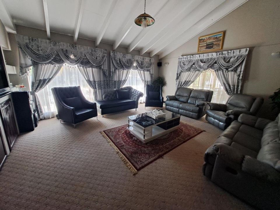 4 Bedroom Property for Sale in Lakefield Gauteng