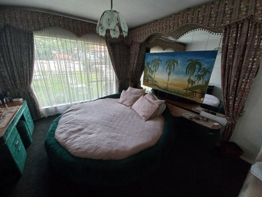 7 Bedroom Property for Sale in Mackenzie Park Gauteng