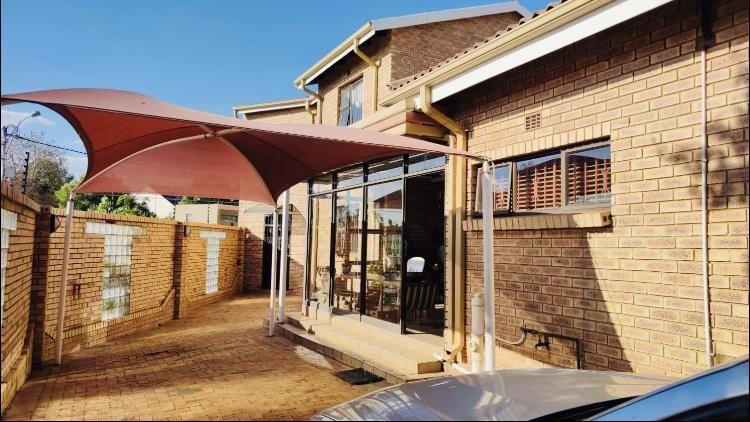 6 Bedroom Property for Sale in Crosby Gauteng