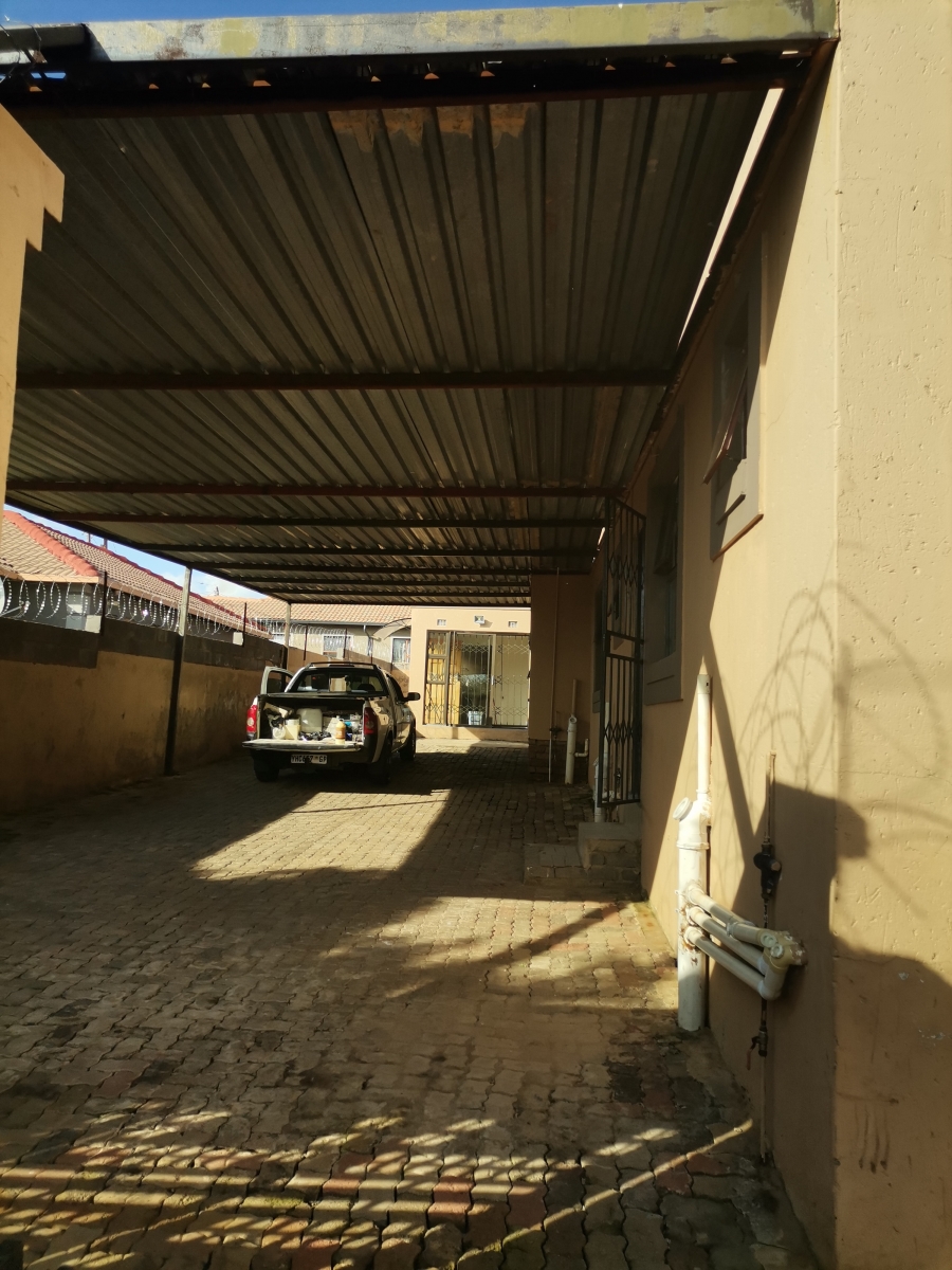 Room for rent in Clayville Gauteng. Listed by PropertyCentral