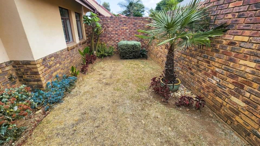 To Let 3 Bedroom Property for Rent in Bonaero Park Gauteng