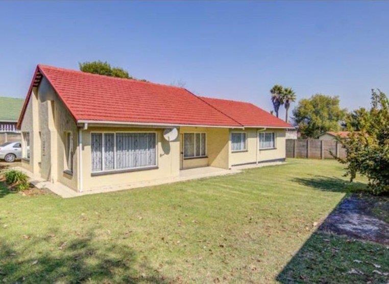 To Let 3 Bedroom Property for Rent in Rhodesfield Gauteng