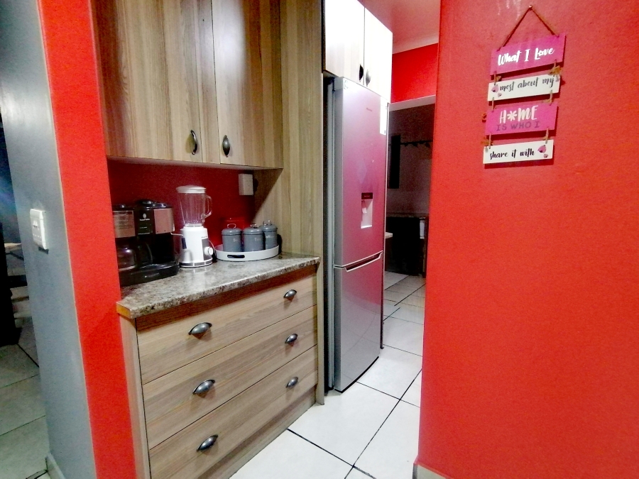 To Let 4 Bedroom Property for Rent in Bonaero Park Gauteng