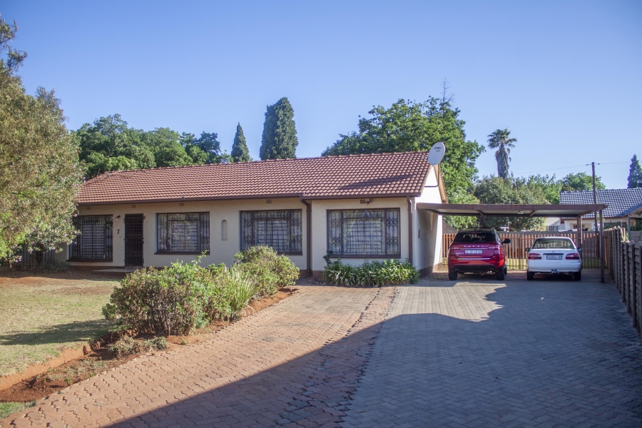 4 Bedroom Property for Sale in Klippoortjie Gauteng