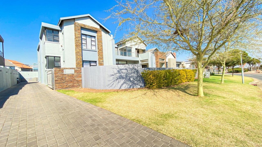 6 Bedroom Property for Sale in Copperleaf Estate Gauteng