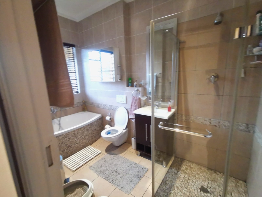 3 Bedroom Property for Sale in Hurlyvale Gauteng