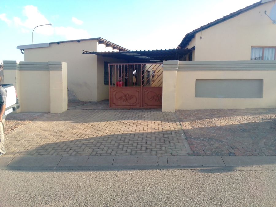8 Bedroom Property for Sale in Protea Garden Gauteng